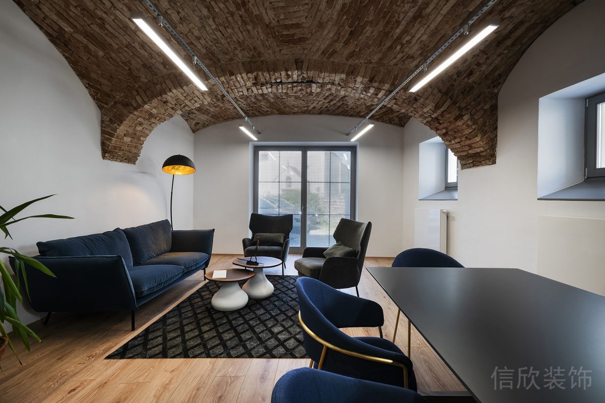 藍色調(diào)反絨皮沙發(fā)交叉式灰色調(diào)地毯裝修辦公室休息區(qū)設(shè)計效果圖