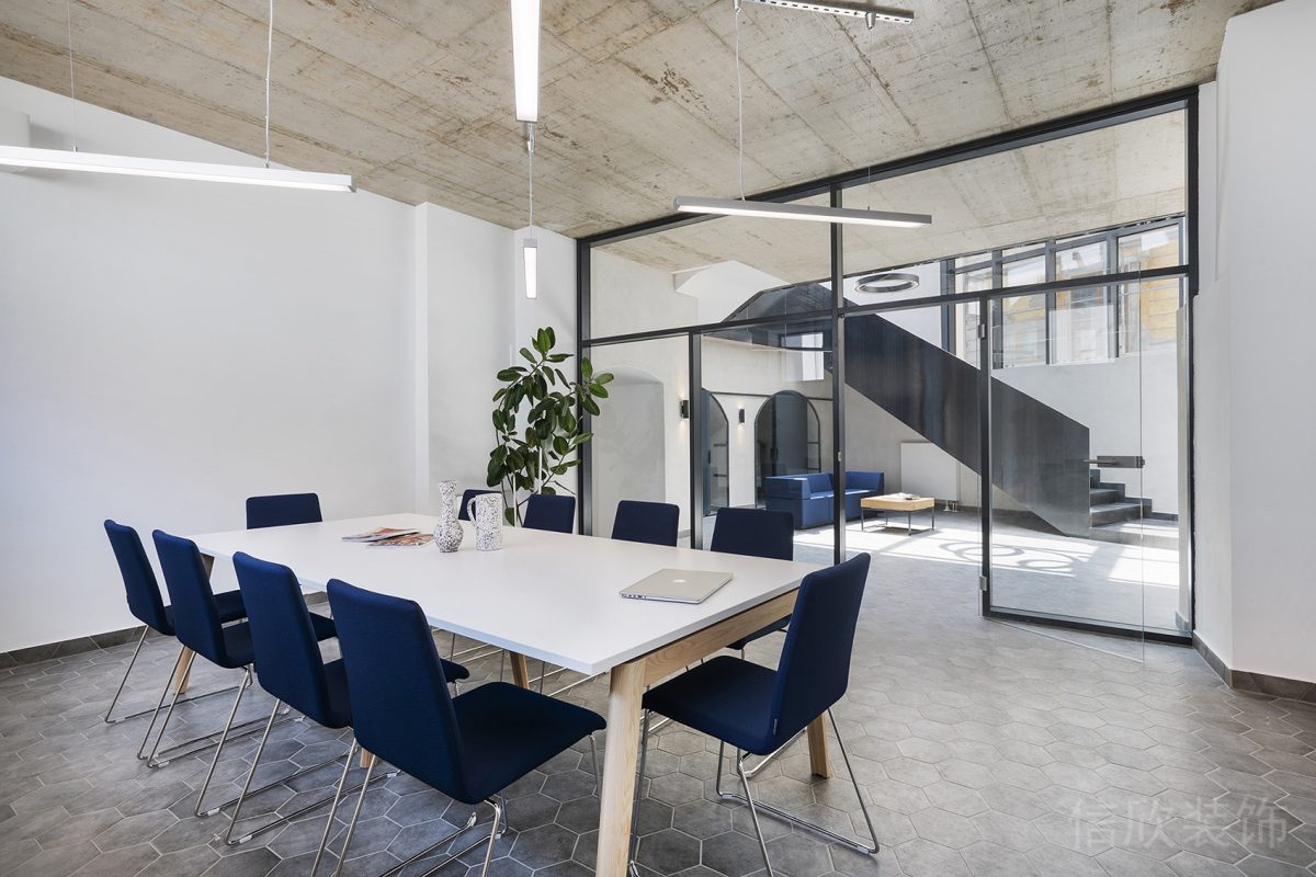 藍(lán)色極簡(jiǎn)風(fēng)座椅裝修工業(yè)風(fēng)天花板設(shè)計(jì)辦公室會(huì)議室裝修圖