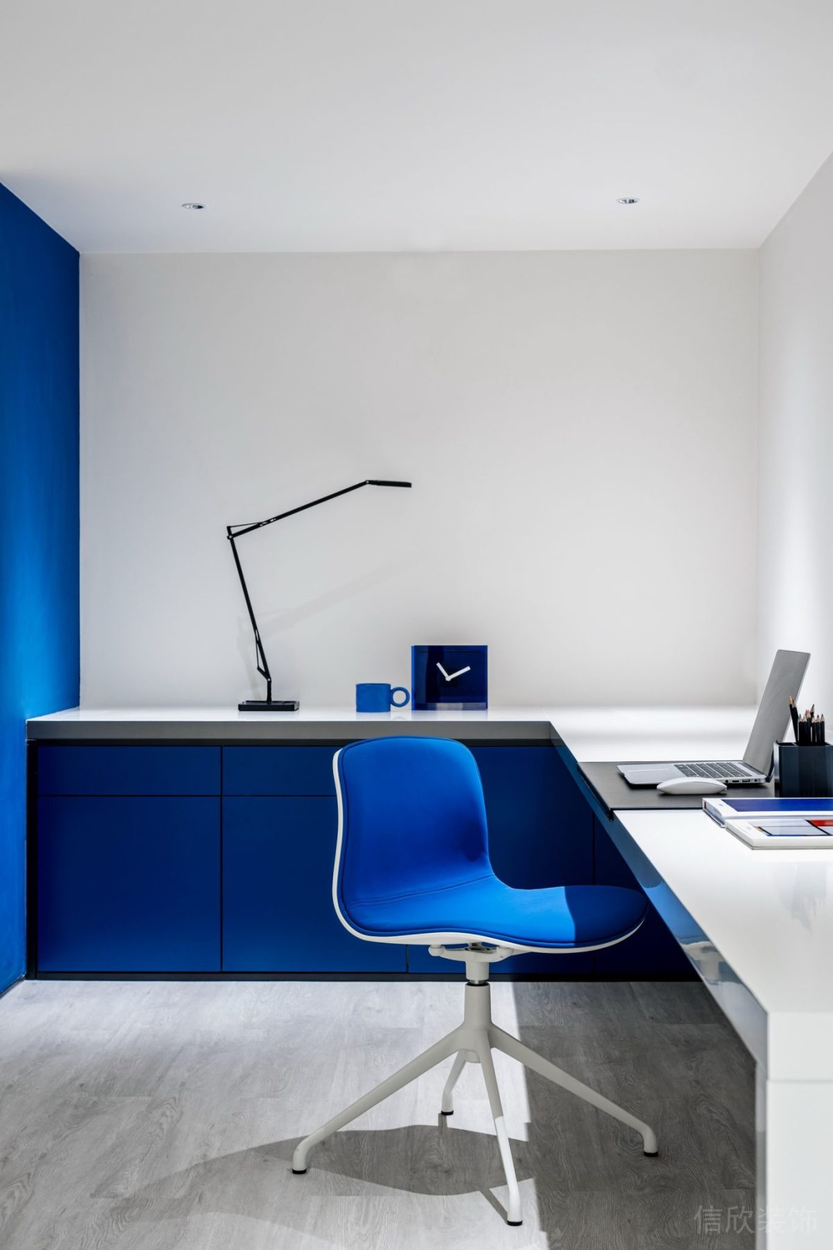 藍(lán)色墻漆置物柜水杯時(shí)鐘椅子裝修辦公室設(shè)計(jì)圖