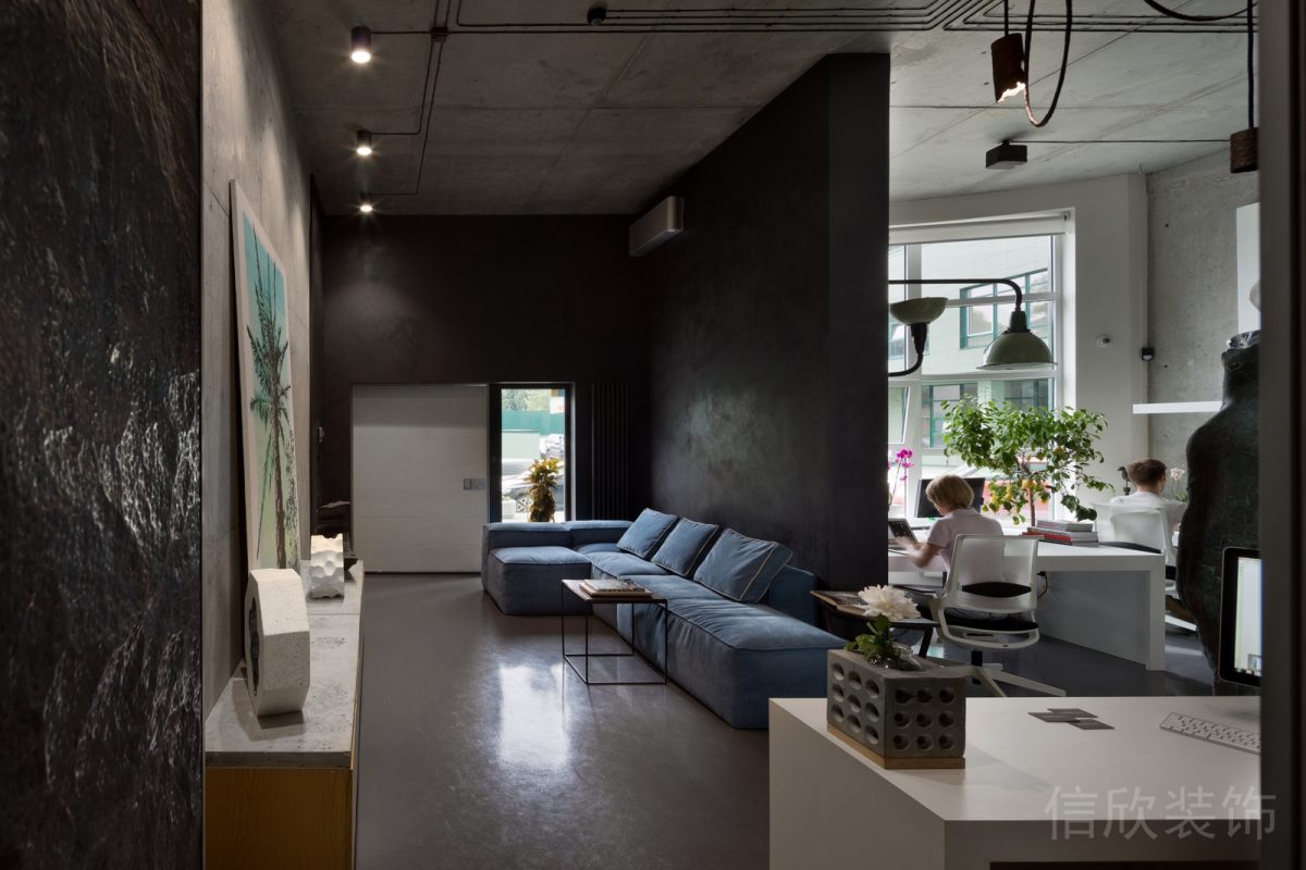 藍(lán)色沙發(fā)黑色墻體現(xiàn)代工業(yè)風(fēng)辦公室裝修
