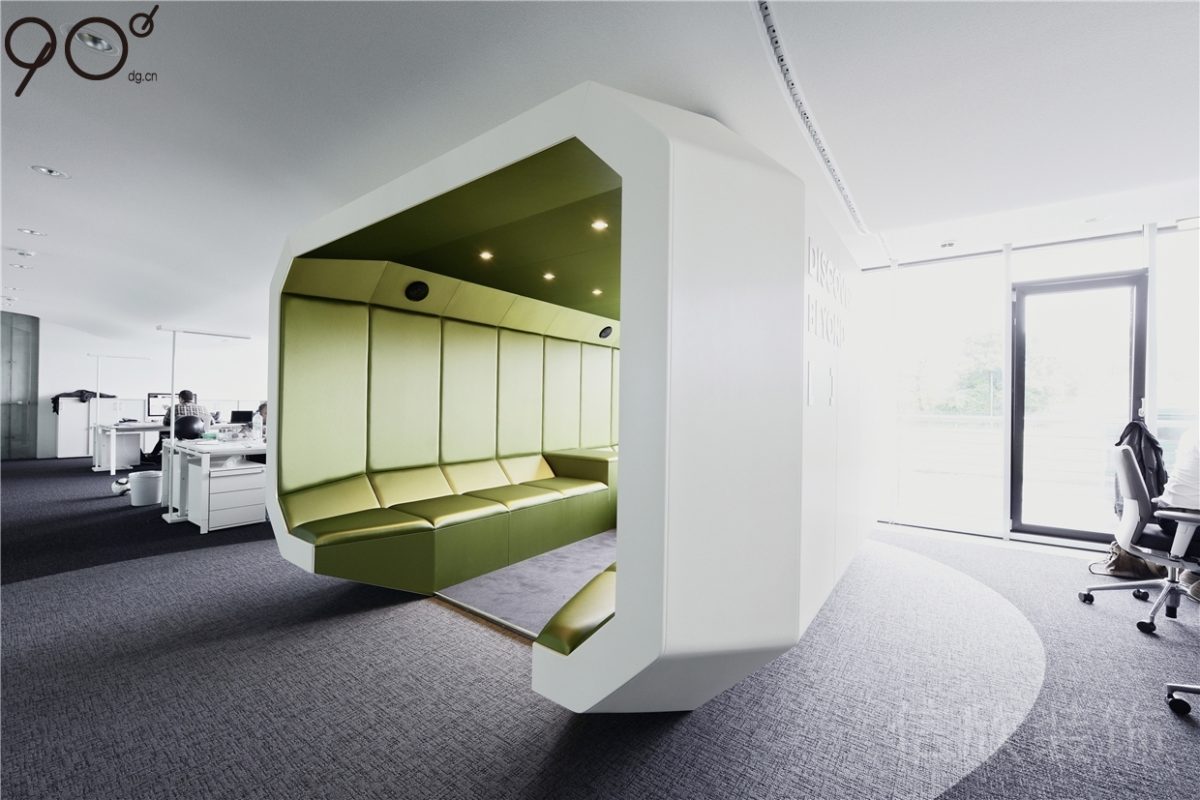 綠色休息區(qū)開(kāi)放式辦公室裝修圖