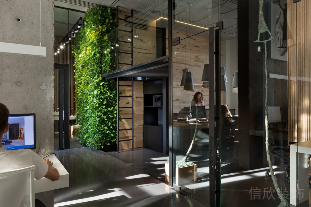 滿墻綠色植物玻璃隔斷效果黑色金屬門框隔音辦公室設(shè)計(jì)