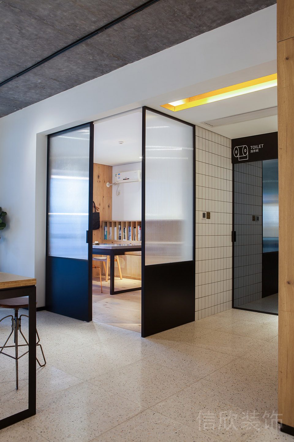 磨砂玻璃墻體隔斷效果黑色金屬辦公室設(shè)計過道水磨石瓷磚設(shè)計