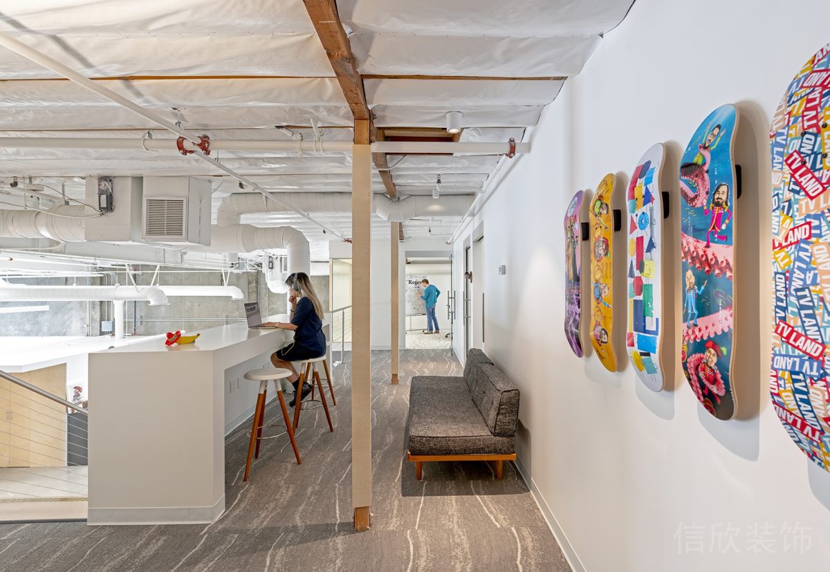 美式裝修設(shè)計白色長桌地毯辦公室走廊設(shè)計圖休息區(qū)