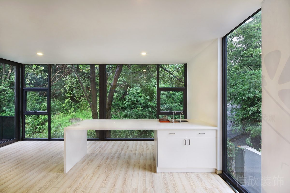 木質(zhì)地板環(huán)形落地玻璃設(shè)計(jì)開(kāi)放式茶水間廚房裝修