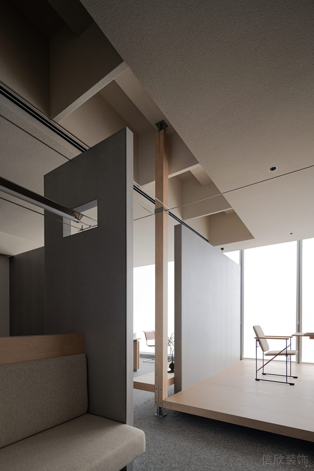 木質(zhì)地臺(tái)裝修辦公室過道灰色布藝沙發(fā)設(shè)計(jì)圖