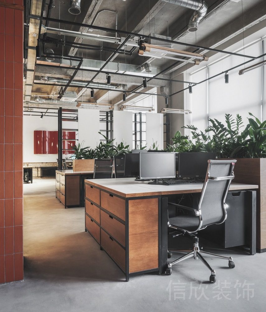 木質(zhì)工作桌綠植設(shè)計(jì)工業(yè)風(fēng)天花裝修復(fù)古紅磚辦公室過(guò)道裝修