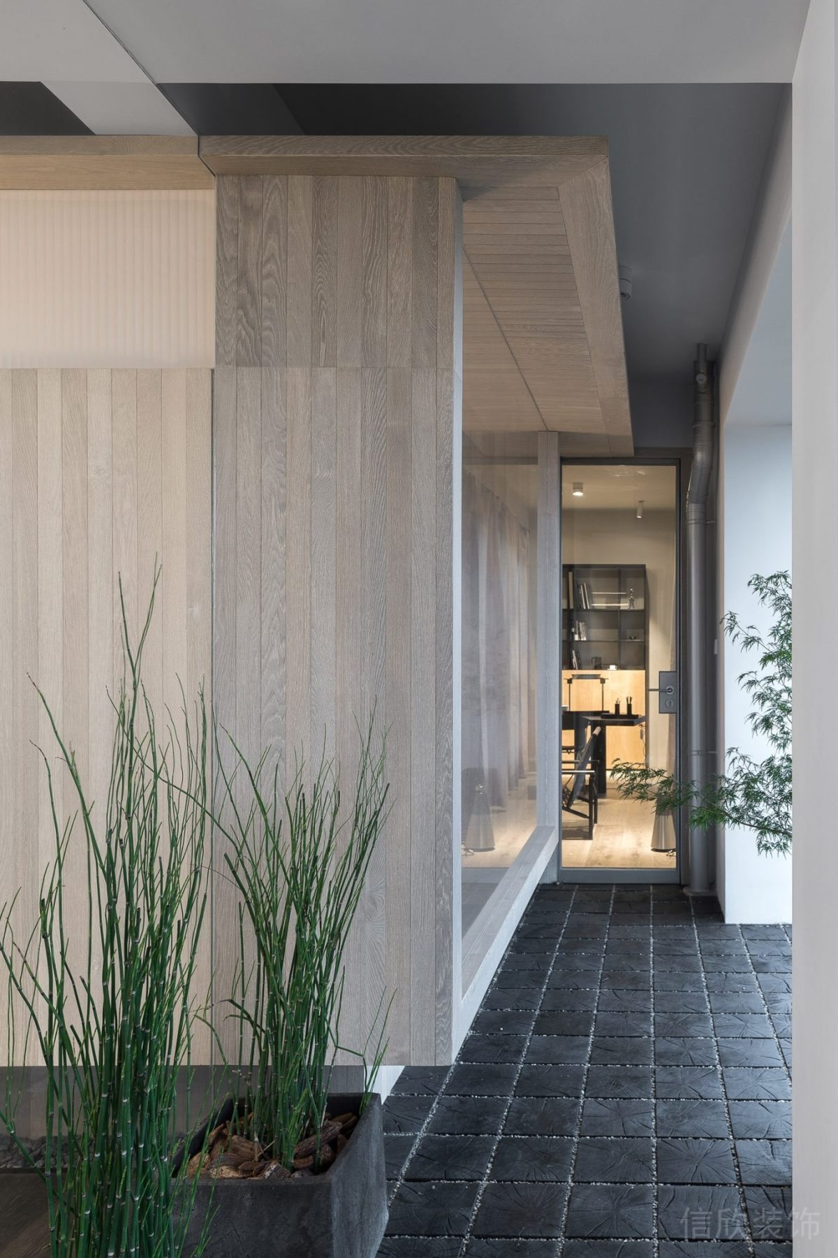 木質(zhì)裝修瓷磚效果天花設計玻璃隔斷設計辦公室