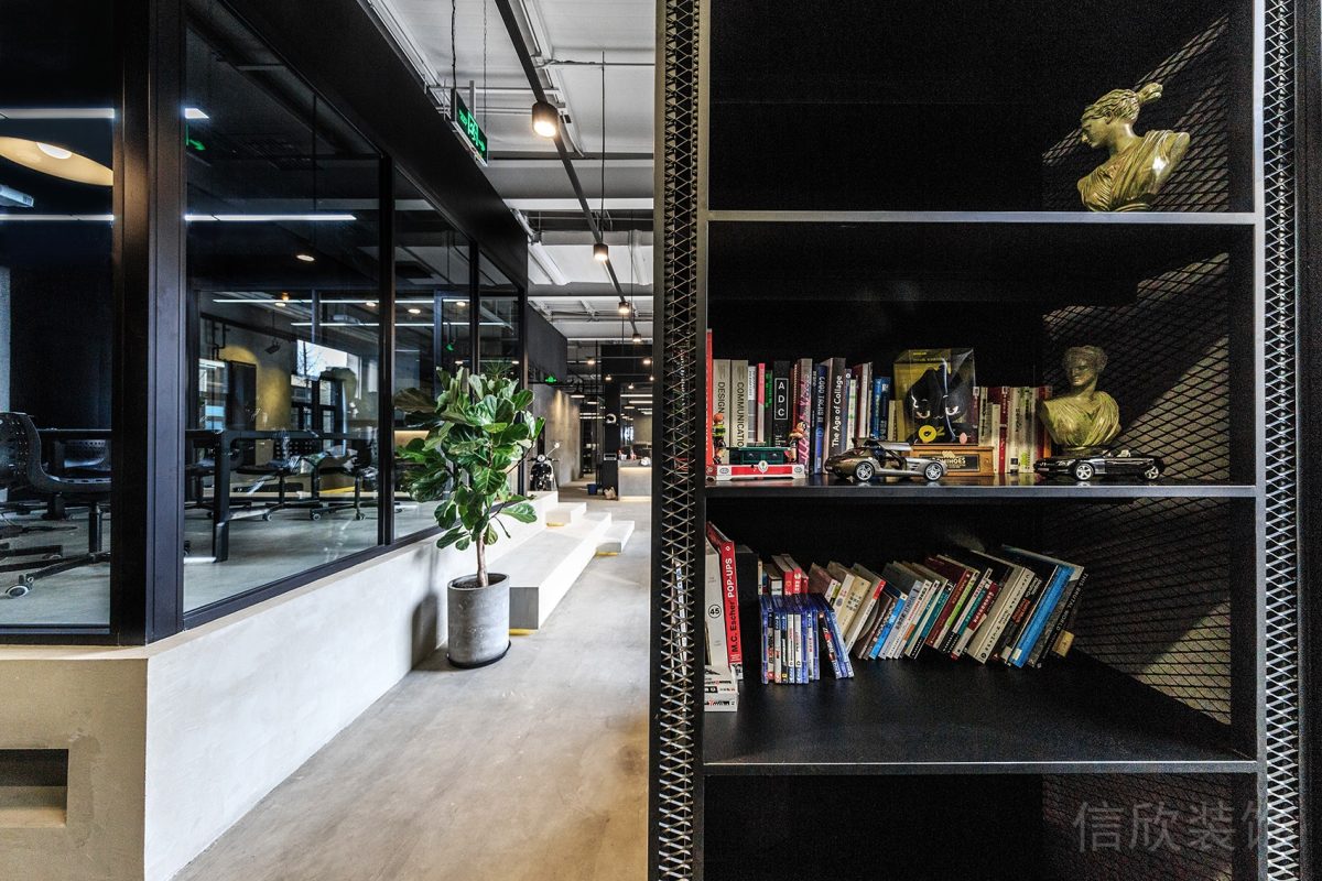 墻柜收納金屬黑色設(shè)計(jì)辦公室過道閱讀室裝修圖