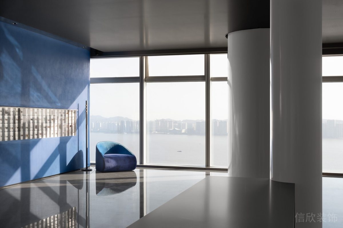 全落地式玻璃裝修藍(lán)色反絨皮懶人沙發(fā)設(shè)計(jì)辦公室休息區(qū)裝修