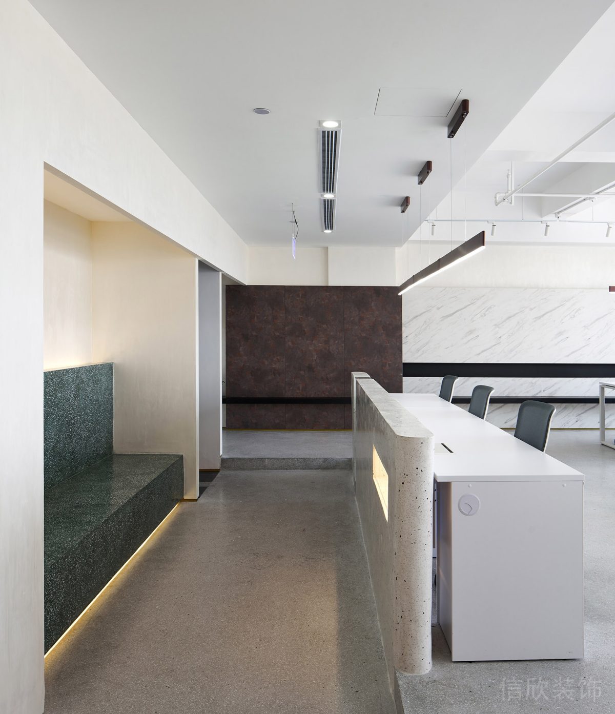 青色大理石沙發(fā)裝修褐色大理石墻壁設(shè)計(jì)辦公室吧臺(tái)裝修效果圖