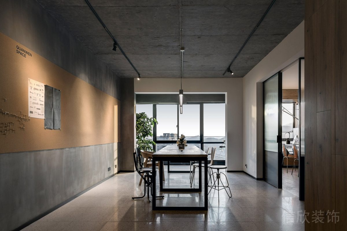 日式復(fù)古辦公室裝修會(huì)議室半墻設(shè)計(jì)工業(yè)灰色效果