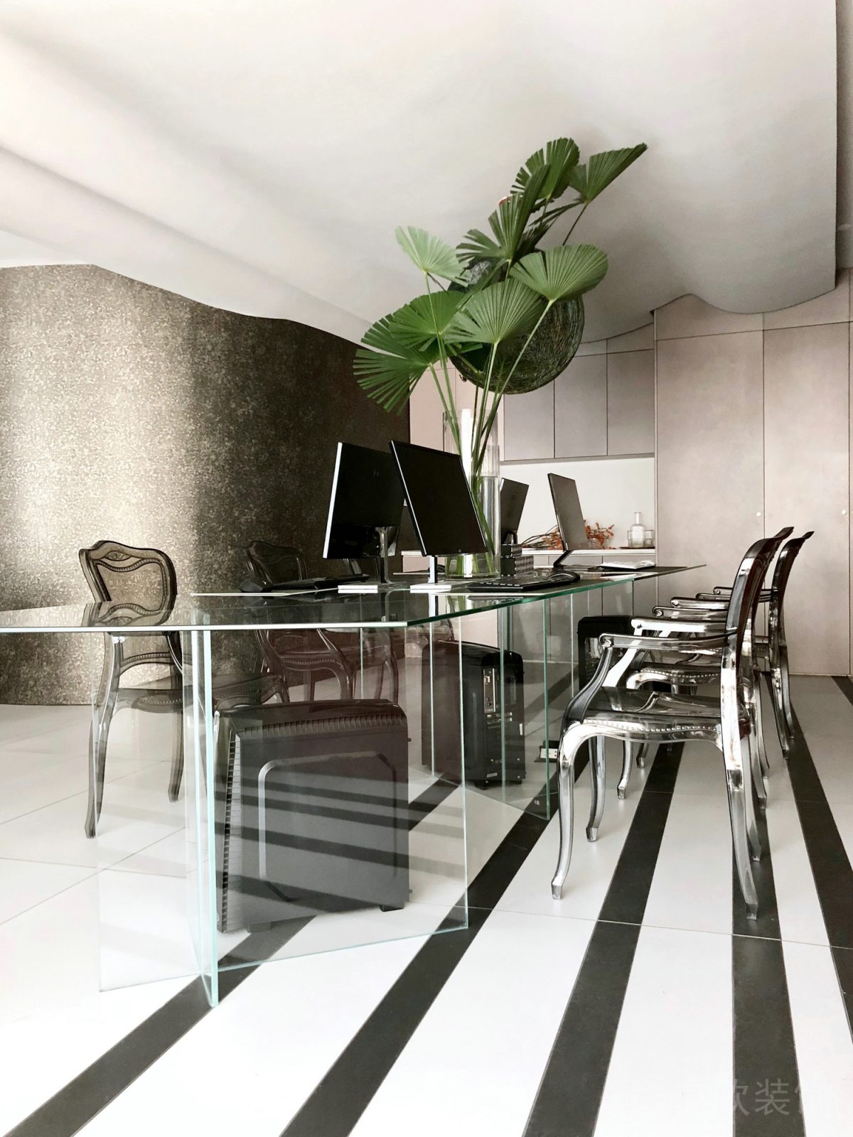 書房瀏覽室裝修效果圖玻璃工作桌設(shè)計全屋定制效果圖