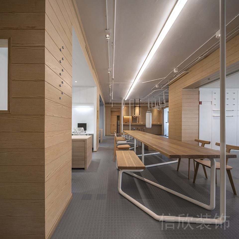 實木座椅裝修通體設(shè)計圖過道直線式天花燈帶辦公室效果
