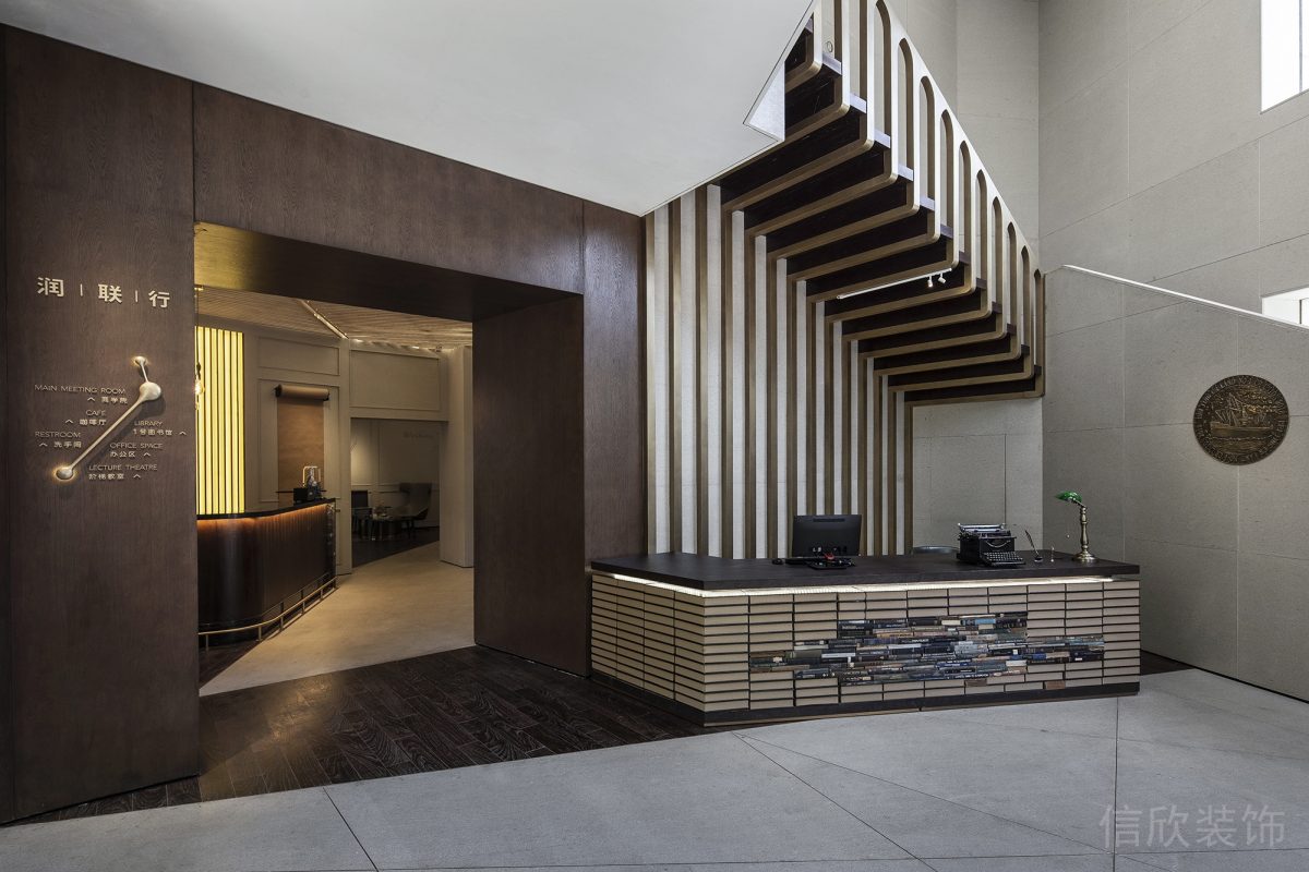 深色木質(zhì)過道前臺(tái)區(qū)辦公室裝修原木風(fēng)半墻復(fù)古效果圖