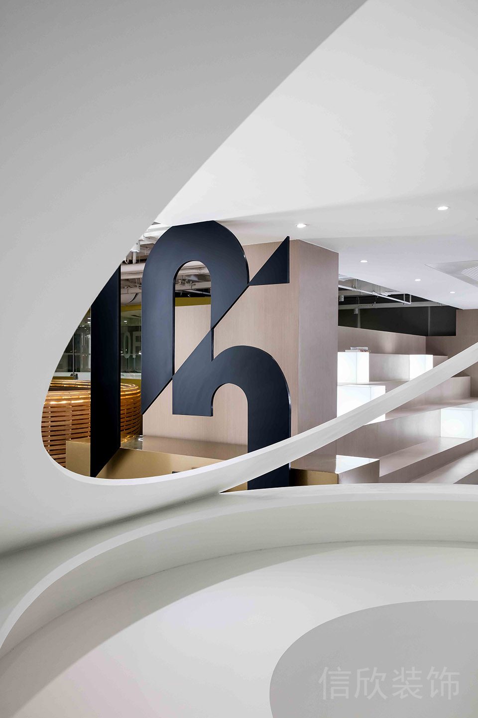 數(shù)字黑色金屬墻體設計鏤空設計效果圖環(huán)形鏤空白色設計圖辦公室