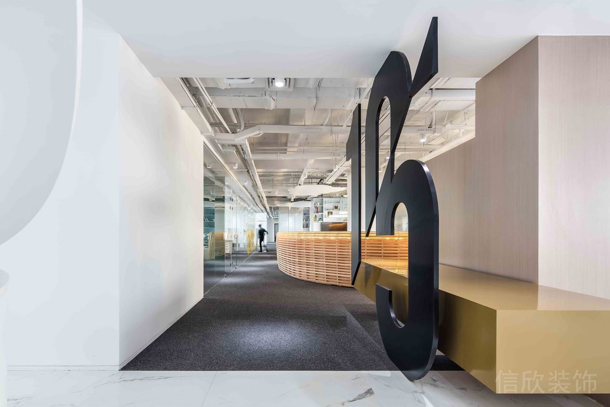 數(shù)字鏤空金屬黑色設計直線式辦公室過道竹編效果