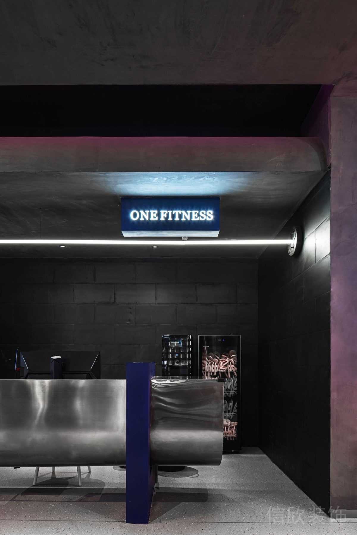 深圳市健身房裝修設(shè)計(jì)前臺(tái)區(qū)效果圖銀色弧線懸空金屬接待臺(tái)效果