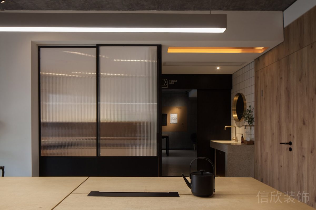 天花吊頂裝修木質(zhì)墻體效果木質(zhì)會(huì)議室裝修