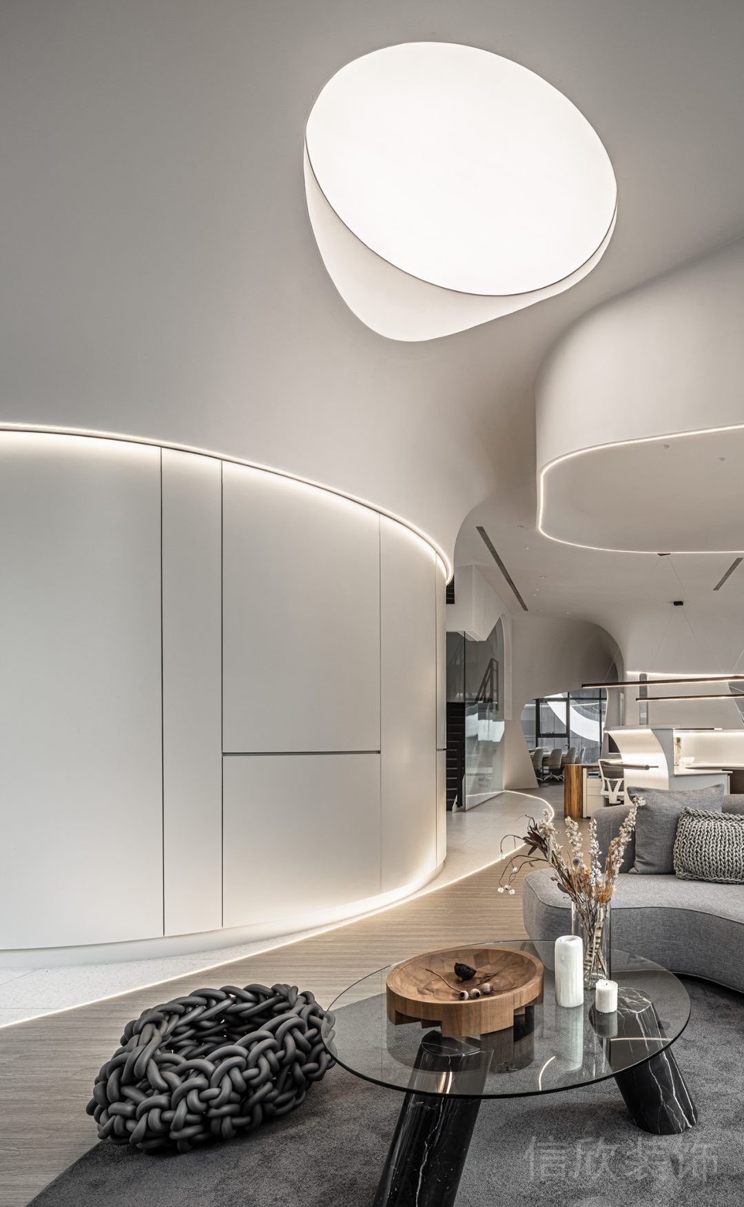 天花裝修燈飾圓形設計鏤空天井效果環(huán)形弧線墻體設計辦公室休息區(qū)