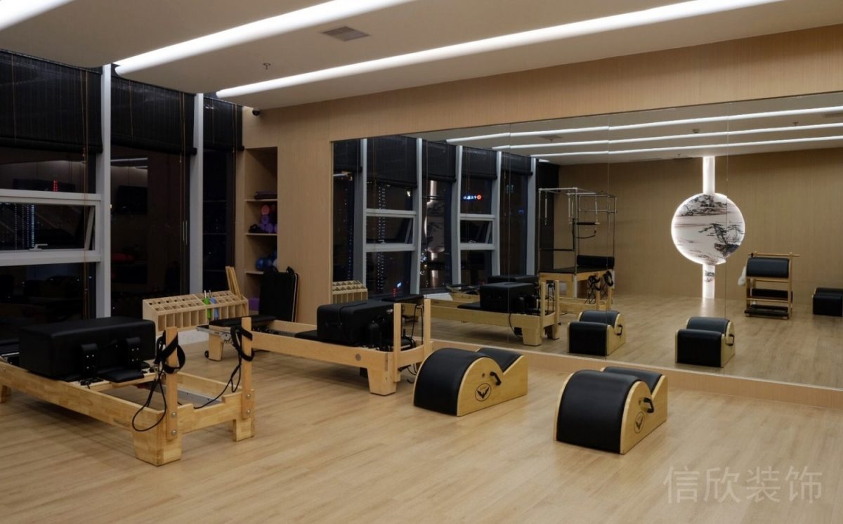 條形鏤空式內(nèi)嵌式燈帶天花板原木器材搭配原木地板普拉提教室設(shè)計圖