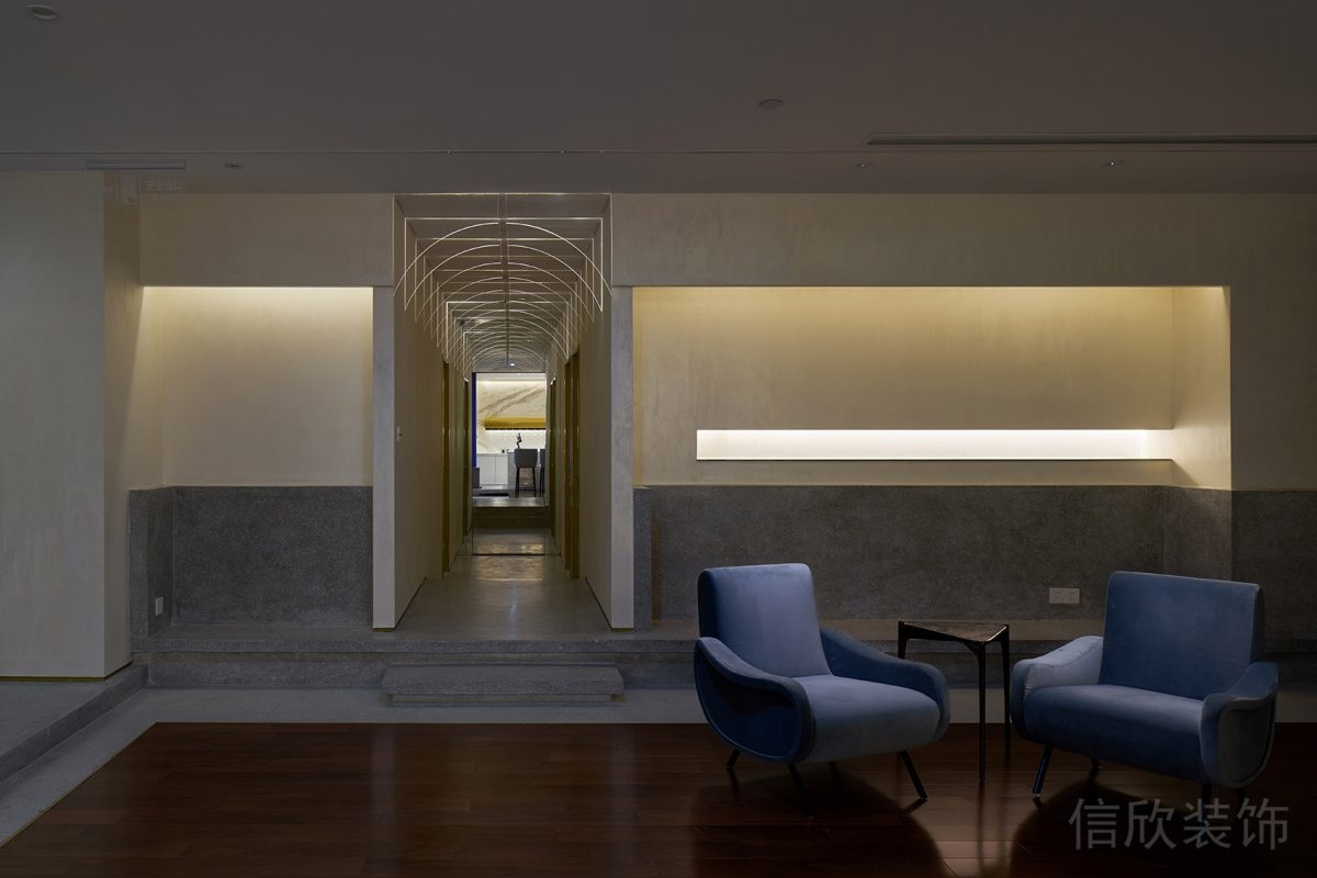 現(xiàn)代極簡(jiǎn)風(fēng)深色木飾面地板裝修藍(lán)色沙發(fā)洽談室休息區(qū)裝修