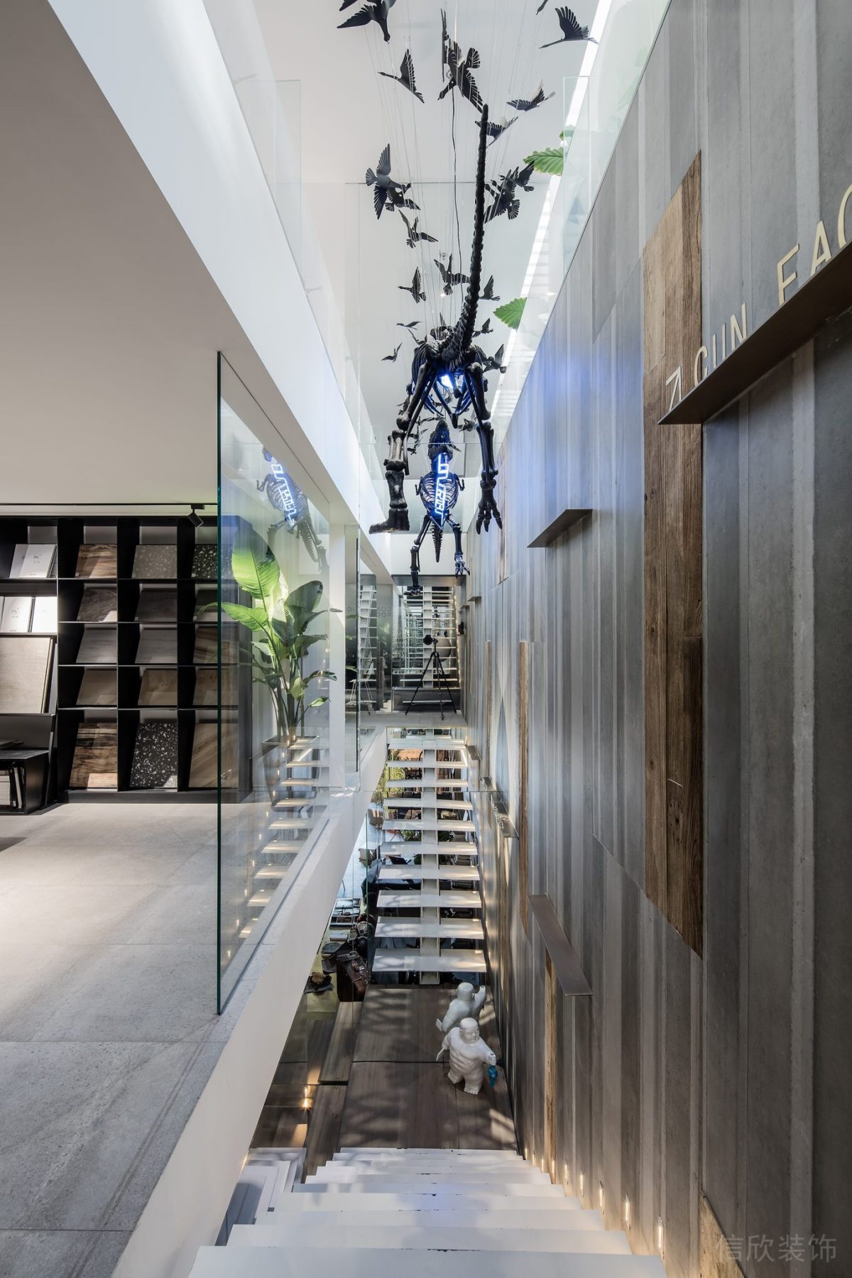 懸吊式恐龍骨架藝術(shù)品設(shè)計(jì)原木墻壁裝修辦公室樓梯過道效果圖