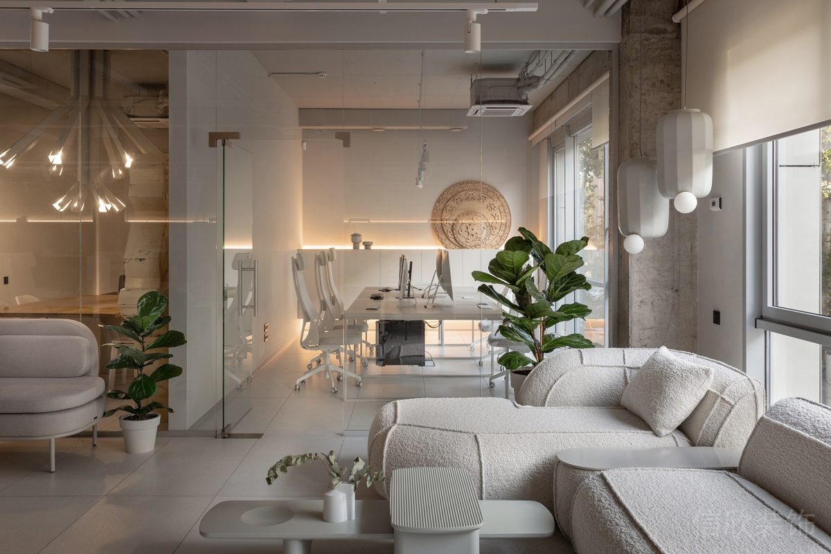 懸吊式可移動暖色調(diào)射燈裝修落地式高透玻璃面板設(shè)計辦公室辦公區(qū)效果圖