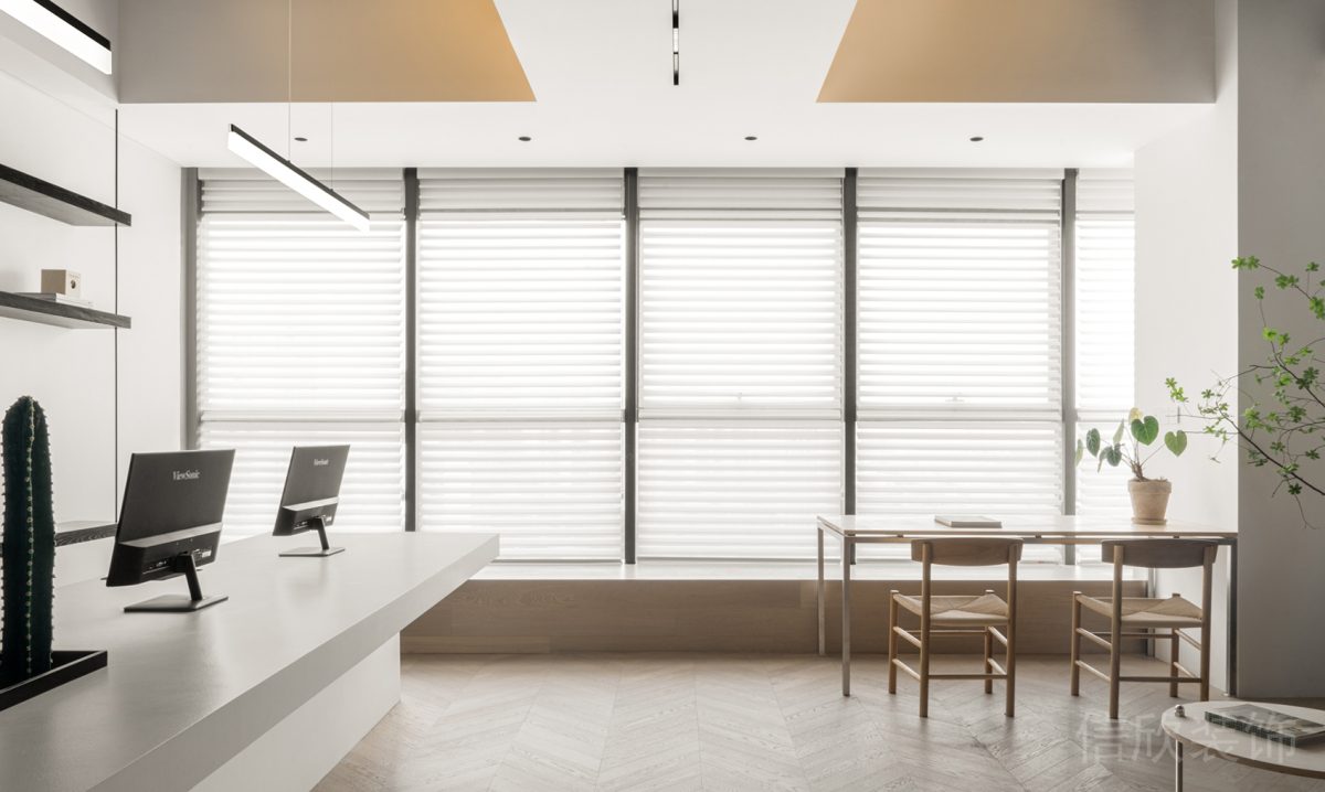 懸吊式條形冷色調(diào)射燈裝修原木極簡(jiǎn)風(fēng)桌椅設(shè)計(jì)辦公室半開放式前臺(tái)