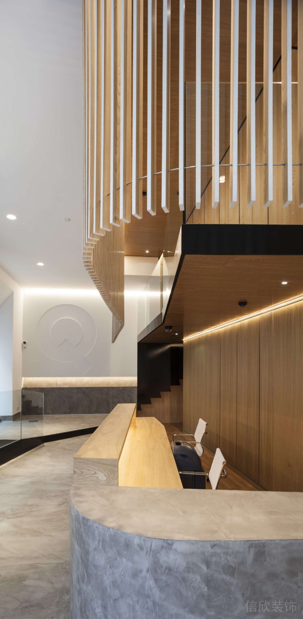 懸吊式原木條形裝修內(nèi)嵌式字母字體墻壁辦公室裝修設(shè)計(jì)
