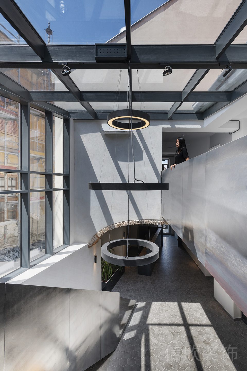 懸吊式圓形黑色調(diào)暖色調(diào)燈帶設(shè)計(jì)鋁合金扶手裝修辦公室裝修設(shè)計(jì)圖