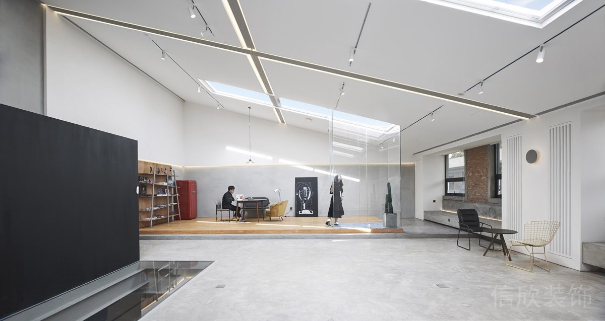 斜面天花純白設(shè)計(jì)地臺(tái)木質(zhì)工作室裝修圖