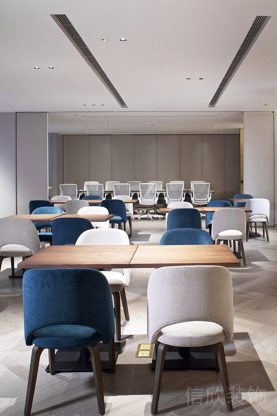員工就餐區(qū)辦公室飯?zhí)眯菹^(qū)裝修絨面座椅木質(zhì)餐桌效果