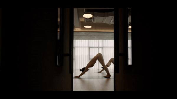 原木地板風(fēng)全落地玻璃窗瑜伽教室裝修設(shè)計(jì)圖