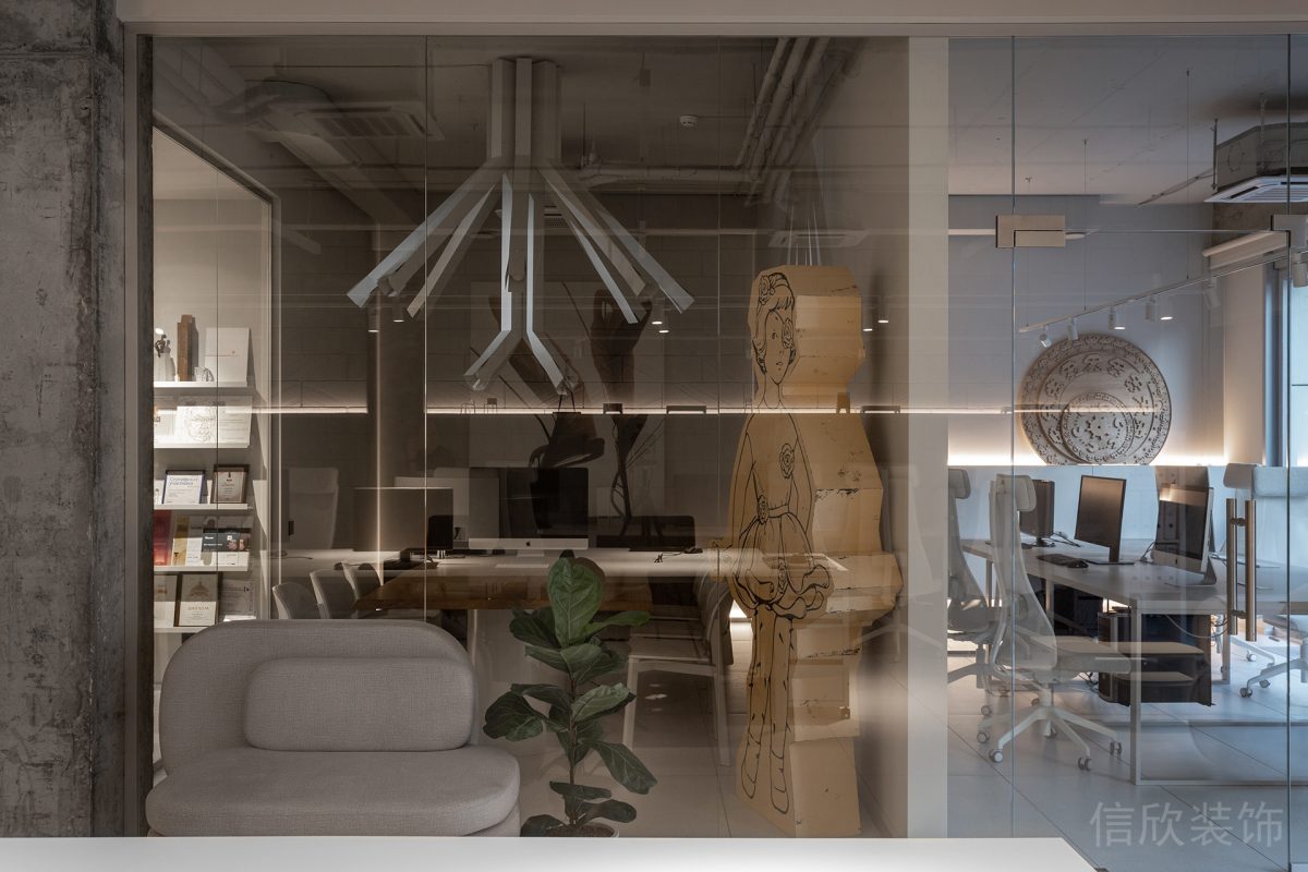 原木風(fēng)立式雕塑藝術(shù)品分叉式鋁合金支架射燈會議室裝修圖