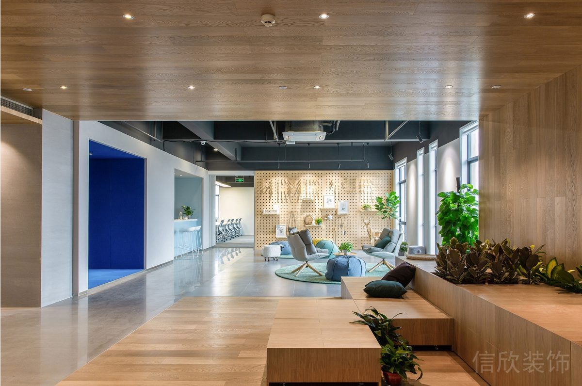 原木可移動式座椅設計暖色調設計打孔板裝修辦公室休息區(qū)效果圖