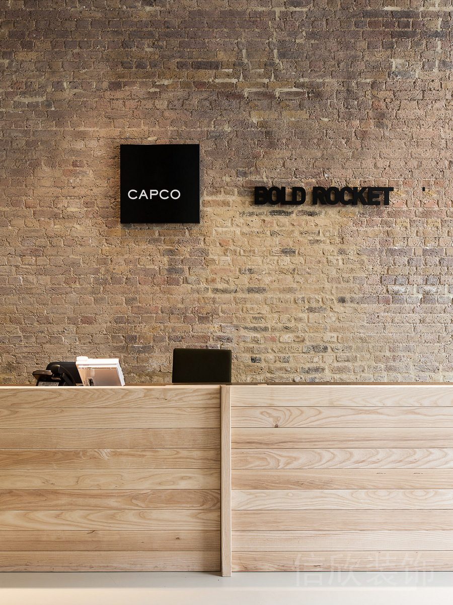 原木前臺(tái)裝修壁掛式黑色字母體設(shè)計(jì)辦公室前臺(tái)效果