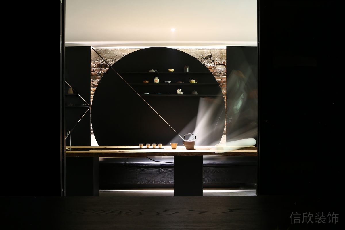 圓形原木黑色調(diào)墻板設(shè)計原木桌板搭配不銹鋼黑色調(diào)桌腳辦公室茶室設(shè)計效果圖