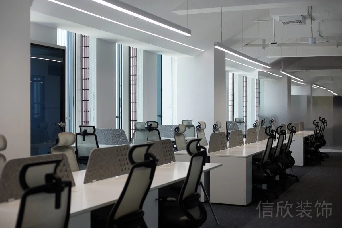 直線式長桌裝修設計效果圖人體工學椅裝修現(xiàn)代簡約風辦公室