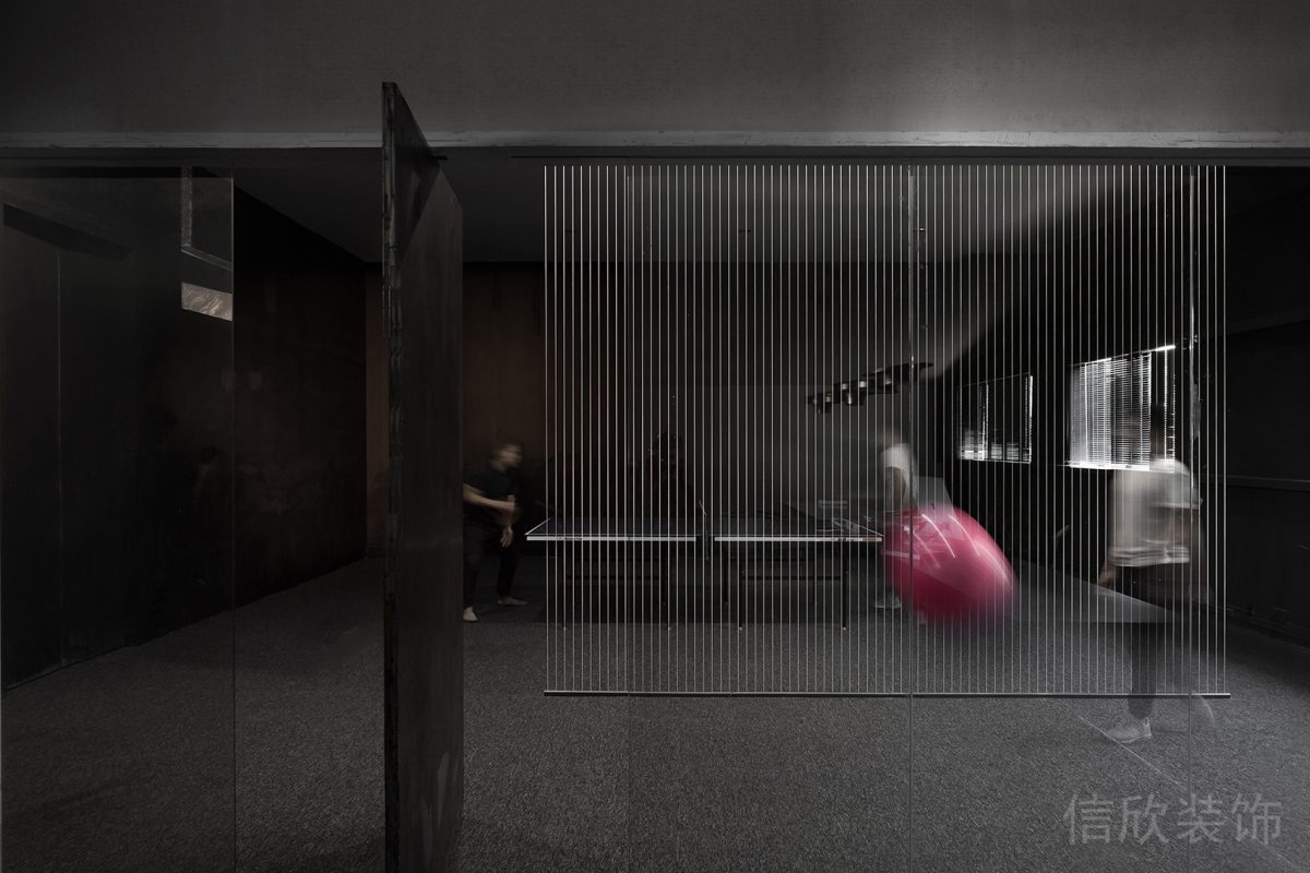 專業(yè)乒乓球桌搭配可翻轉(zhuǎn)式原木門板體適能健康休息區(qū)