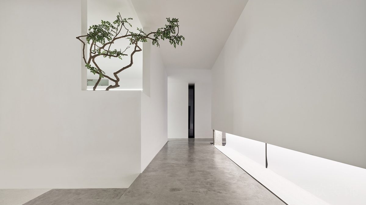 辦公室白色過(guò)道效果鏤空效果白色效果鏤空墻體隔斷裝修圖