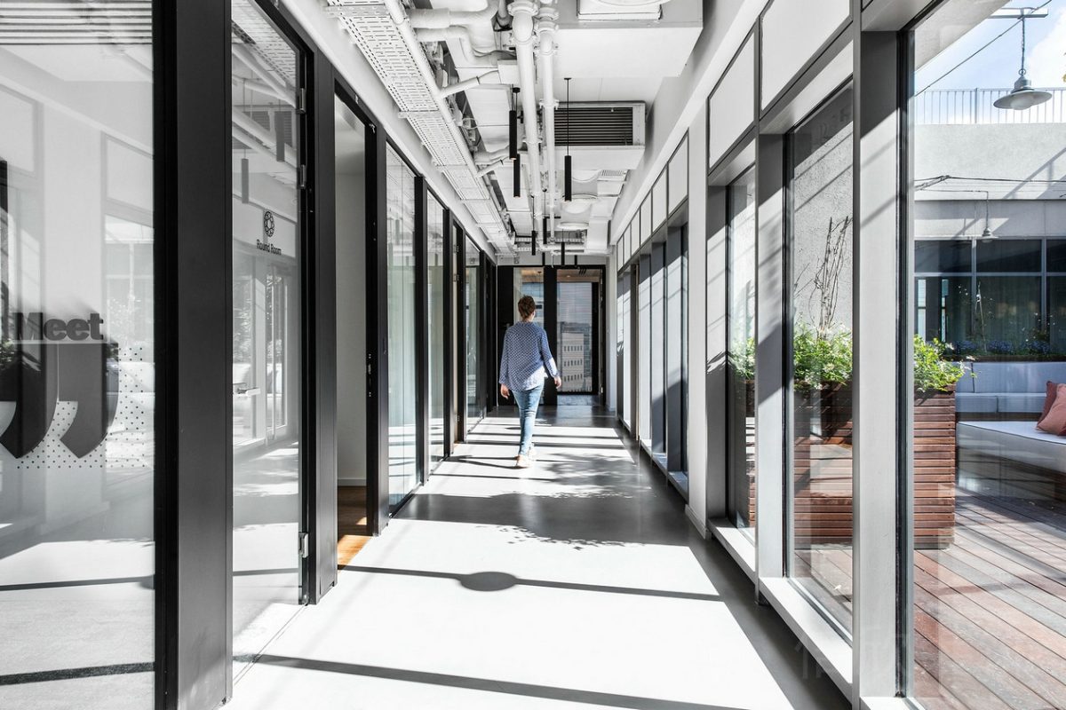 辦公室過(guò)道商務(wù)黑色設(shè)計(jì)工業(yè)風(fēng)效果玻璃隔斷實(shí)木設(shè)計(jì)圖