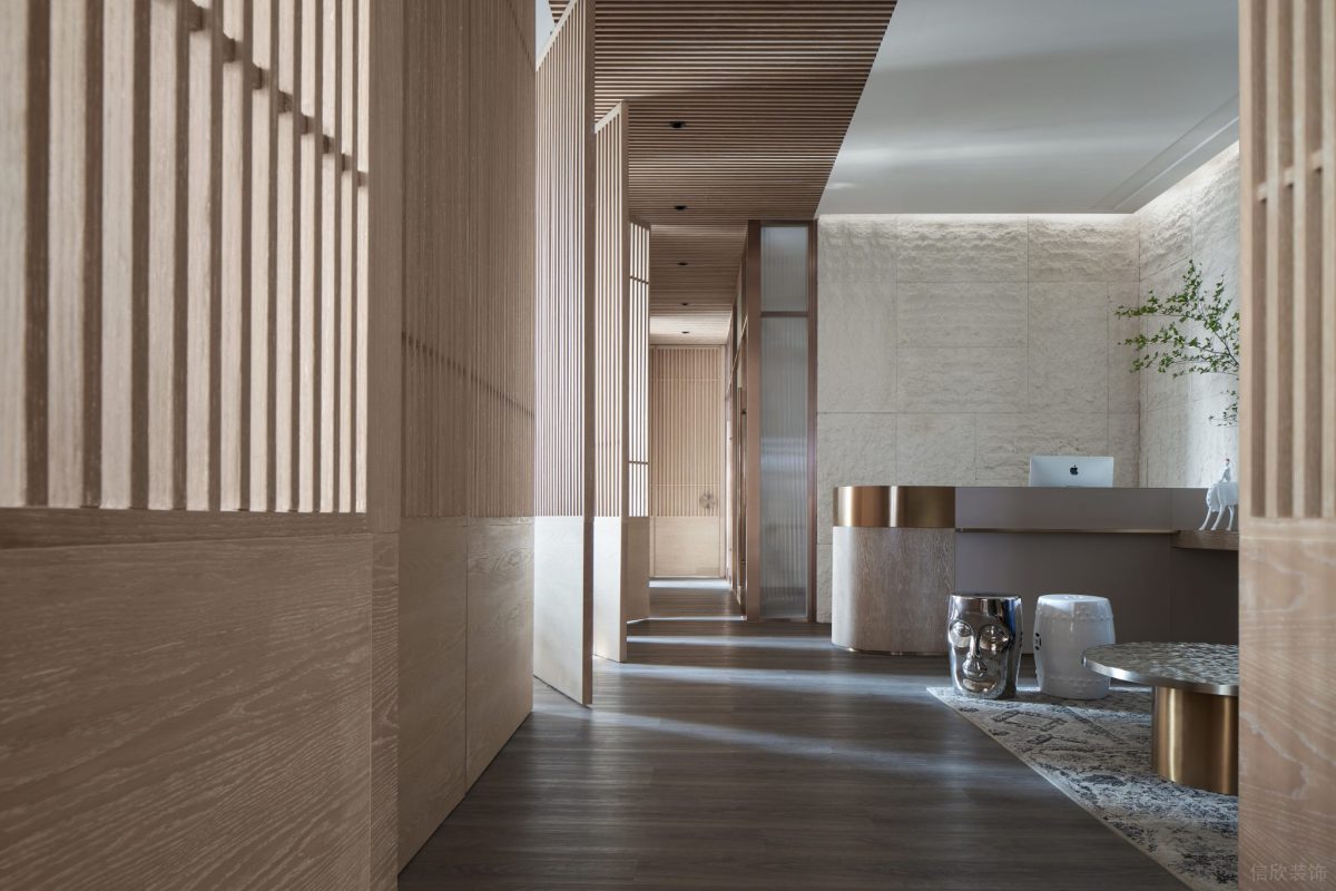 辦公室前臺區(qū)裝修設計木飾面墻體隔斷環(huán)保自然輕奢風效果圖