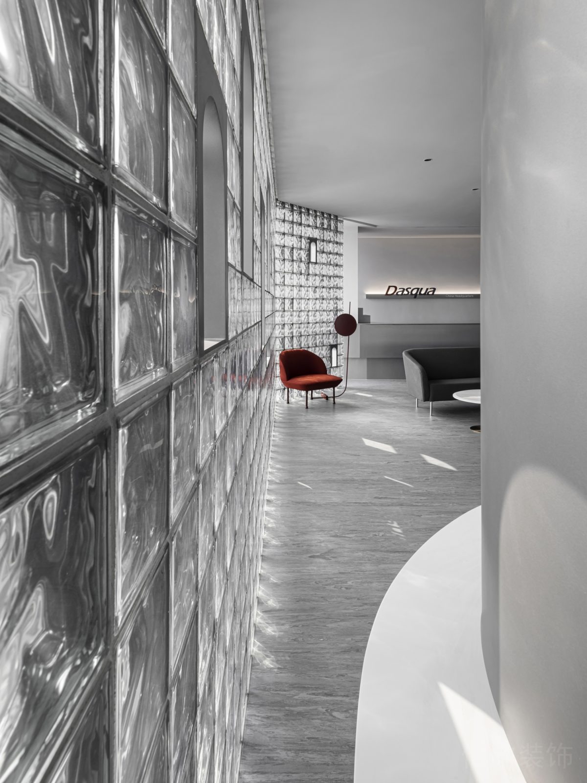 玻璃墻體隔斷效果灰色調(diào)設(shè)計(jì)辦公室過(guò)道