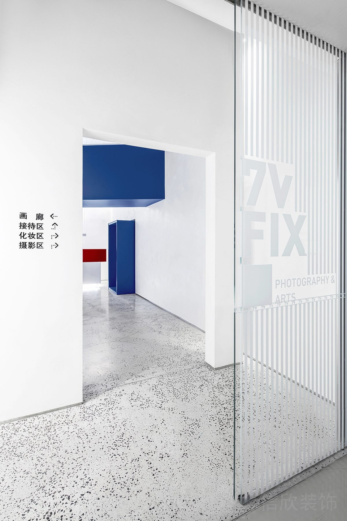 玻璃智能平推門(mén)設(shè)計(jì)效果條紋貼紙字母效果水磨石地板辦公室設(shè)計(jì)