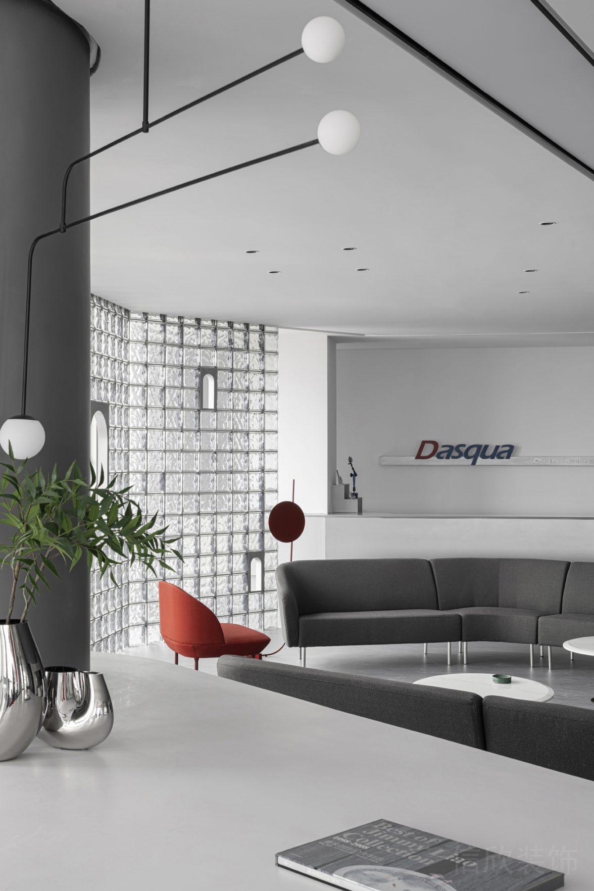 半墻設(shè)計(jì)弧線儲物柜大廳效果厚玻璃藝術(shù)設(shè)計(jì)鏤空墻體隔斷大廳辦公室裝修