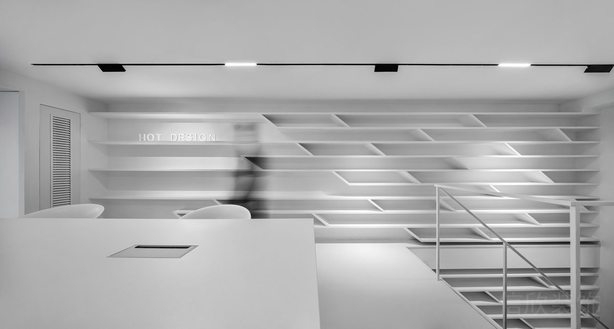 白色墻體設(shè)計金屬效果會議室二樓空間裝修圖