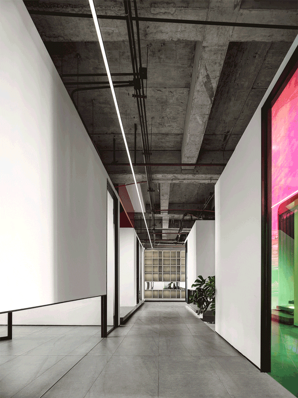 彩色玻璃視覺(jué)設(shè)計(jì)多角度光澤過(guò)道工業(yè)風(fēng)黑白色調(diào)墻體隔斷裝修