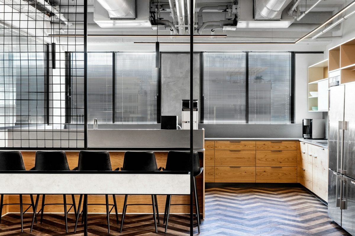 茶水間木質(zhì)冰箱定制金屬效果百葉窗效果工業(yè)風(fēng)設(shè)計(jì)辦公室