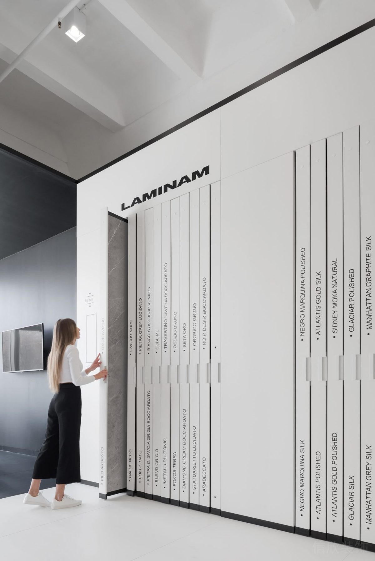 大理石設(shè)計(jì)墻體展示柜裝修白色效果滑輪黑白色調(diào)裝修內(nèi)嵌式抽拉裝修辦公室